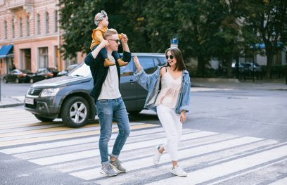 Pora su vaiku eina per perėją / Pexels nuotr.