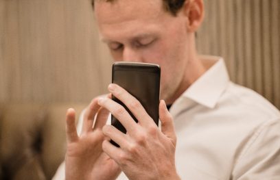 Aklasis naudojasi išmaniuoju telefonu. Istockphoto.com/SolStock nuotr.