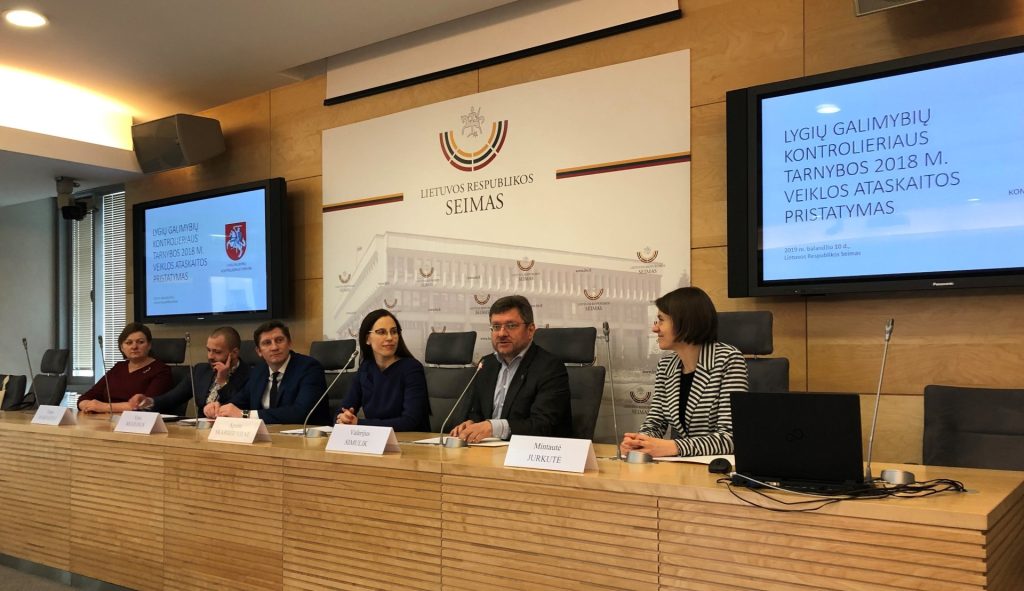 The representatives of the Office and the Chairman of Seimas Committee on Human Rights Valerijus Simulik. The presentation of the annual report to the public.