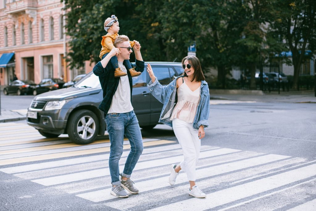 Family walking in pedestrian lane / Pexels picture