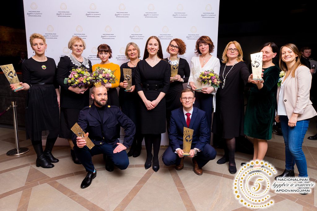 Pernai metų apdovanojimų laureatai su lygių galimybių kontroliere Agneta Skardžiuviene