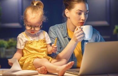 Dirbanti mama su dukrele / asociatyvinė nuotr.
