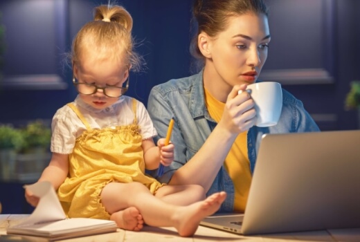 Dirbanti mama su dukrele / asociatyvinė nuotr.