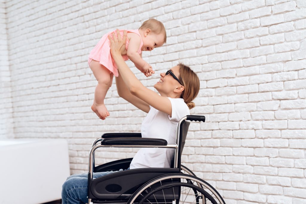 Mama su negalia žaidžia su vaiku. / Istockphoto.com/Oleh Veres nuotr.