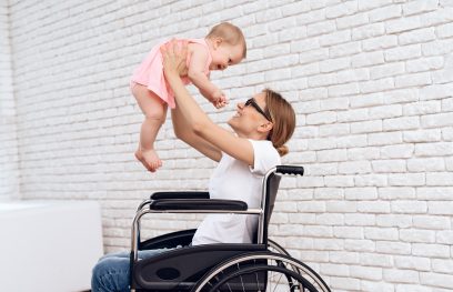 Mama su negalia žaidžia su vaiku. / Istockphoto.com/Oleh Veres nuotr.