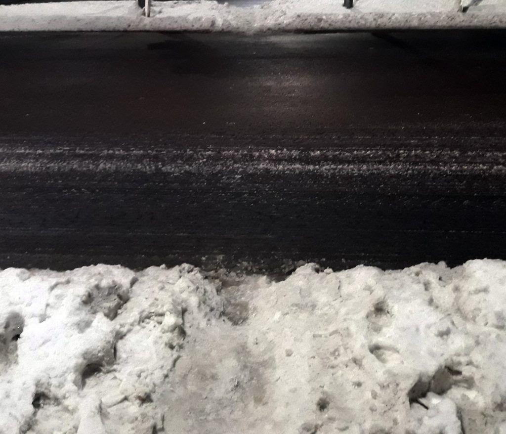 Nenuvalytas Kauno šaligatvis Taikos pr. Pareiškėjos nuotr.