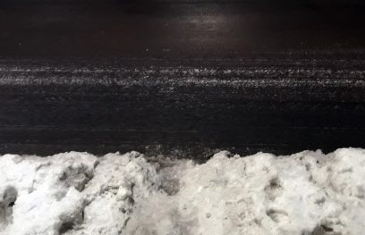 Nenuvalytas Kauno šaligatvis Taikos pr. Pareiškėjos nuotr.