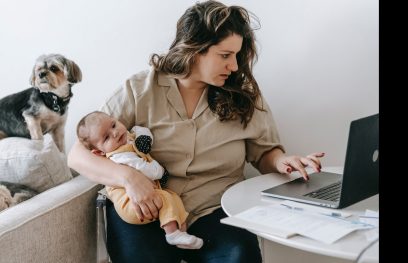 Mama su kūdikiu prie kompiuterio. Sarahos Chai nuotr. / Pexels.com