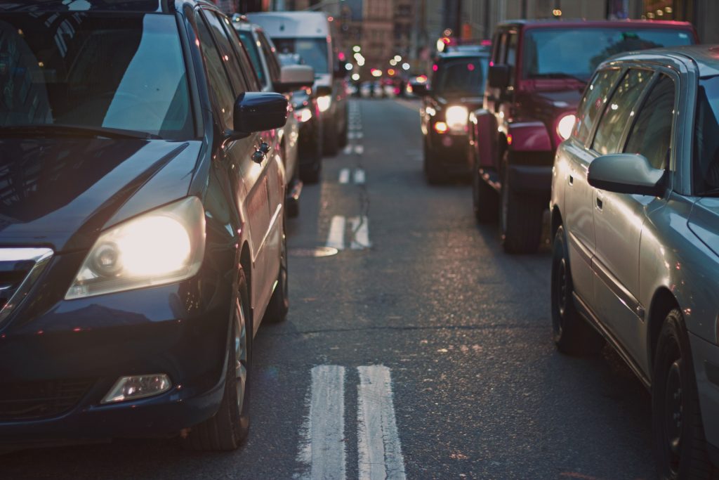 Automobilių spūstis gatvėje / Pexels nuotr.