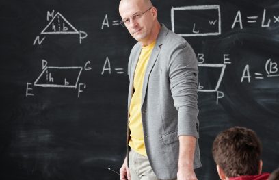 Matematikos mokytojas prie lentos. Max Fischer nuotr. / Pexels.com