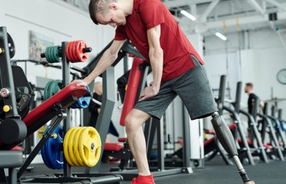 Vyras su protezu sportuoja. ShotPot nuotr. / Pexels.com