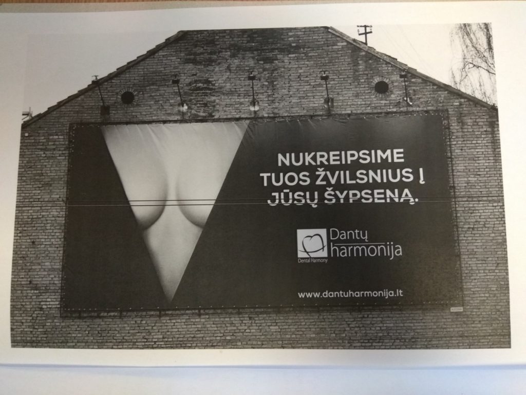 „Dantų harmonija“ diskriminuojanti reklama