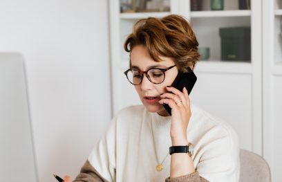 Moteris dirba prie kompiuterio. Karolinos Grabowskos nuotr. / Pexels.com
