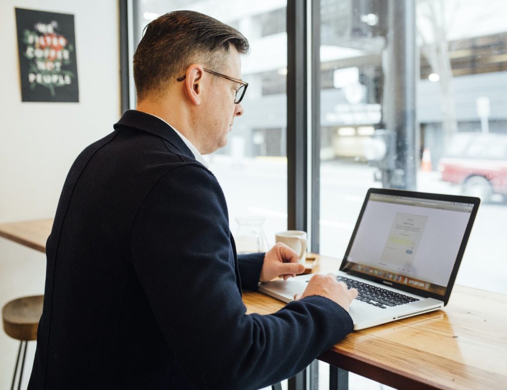 Vyras dirba kompiuteriu. LinkedIn Sales Navigator nuotr. / Pexels.com