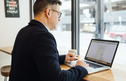 Vyras dirba kompiuteriu. LinkedIn Sales Navigator nuotr. / Pexels.com
