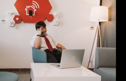 Vyras su negalia dirba prie kompiuterio. MART PRODUCTION nuotr. / Pexels.com