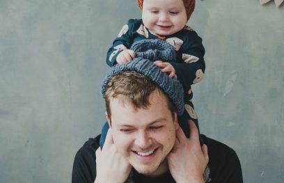 Tėtis ir mažas vaikas. Ksenios Chernay'os nuotr.  / Pexels.com