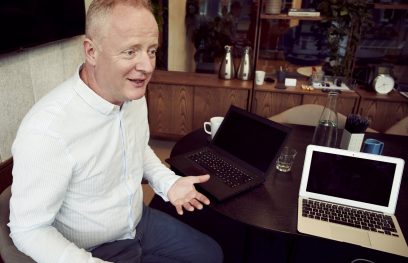 Sutrikęs vyras prie kompiuterių. The Coach Space nuotr./Pexels.com