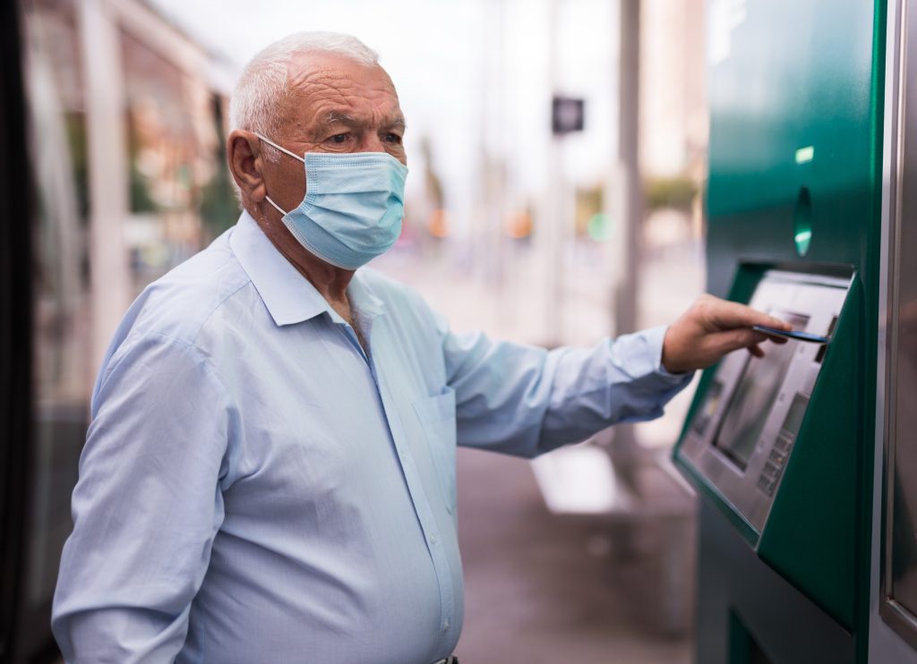 Vyresnio amžiaus vyras naudojasi bankomatu. Istockphoto.com/JackF nuotr.