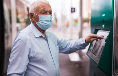 Vyresnio amžiaus vyras naudojasi bankomatu. Istockphoto.com/JackF nuotr.