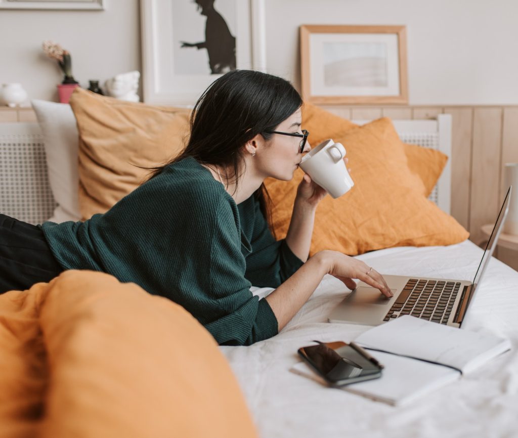 Moteris naršo internete. Vlados Karpovich nuotr. / Pexels.com