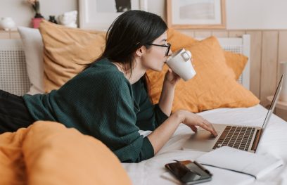 Moteris naršo internete. Vlados Karpovich nuotr. / Pexels.com