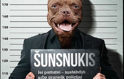 Reklamos plakatas: žmogus šuns galva stovi prie sienos policijoje ir rankose laiko užrašą: Šunsnukis. Jei pamatei - stabdyk ir skambink policijai telefonu 112