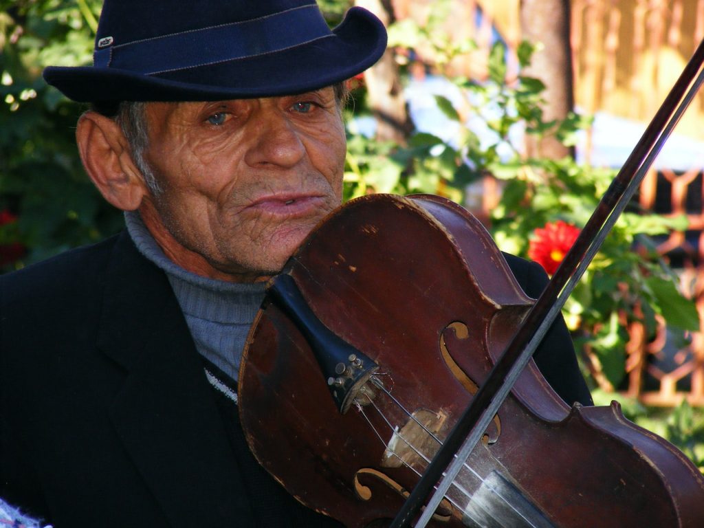 Romas su smuiku. Emiliano Roberto Vicolo nuotr. / Pixabay.com