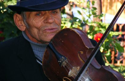 Romas su smuiku. Emiliano Roberto Vicolo nuotr. / Pixabay.com