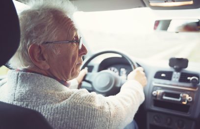 Vyresnio amžiaus vairuotojas automobilyje.
