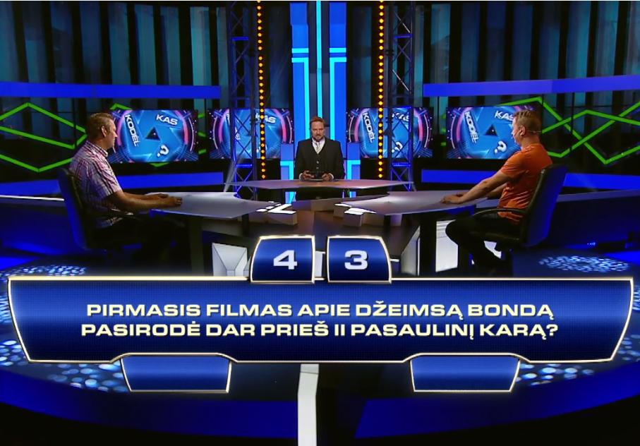 Žaidimo „Kas ir kodėl“ dalyviai sėdi prie stalo studijoje. „Kas ir kodėl“ kūrėjų archyvo nuotr.