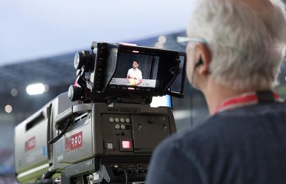 Vyresnio amžiaus vyras stovi už filmaimo kameros / pikist.com nuotrauka