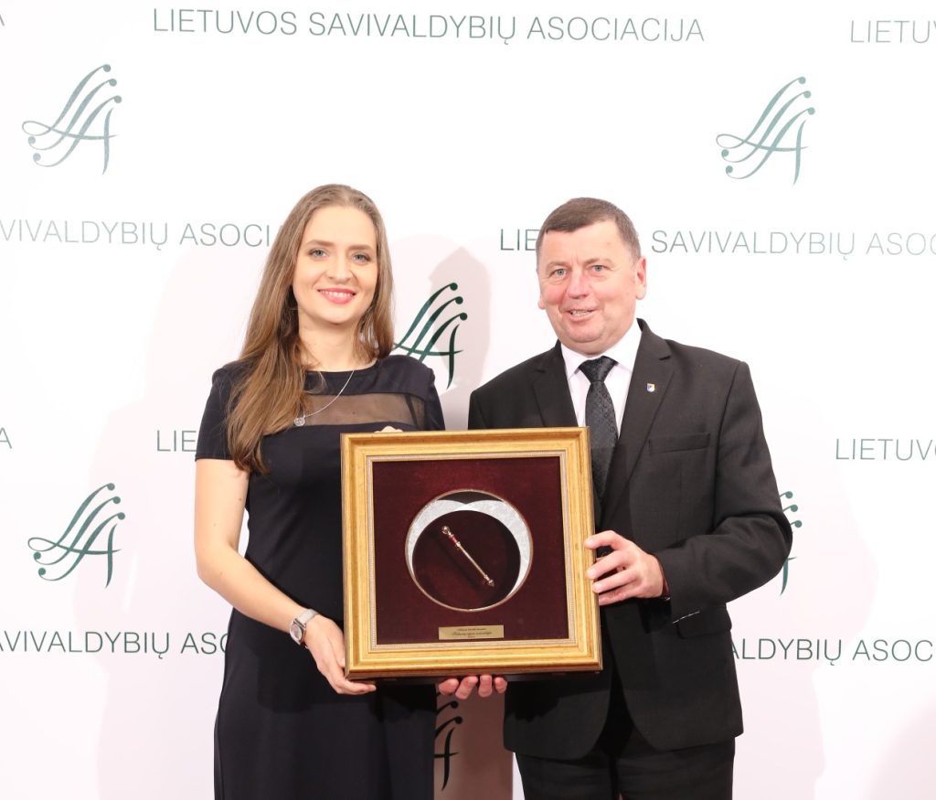 Rūta Judelytė ir Kėdainių rajono meras Valentinas Tamulis. Lietuvos savivaldybių asociacijos nuotr.
