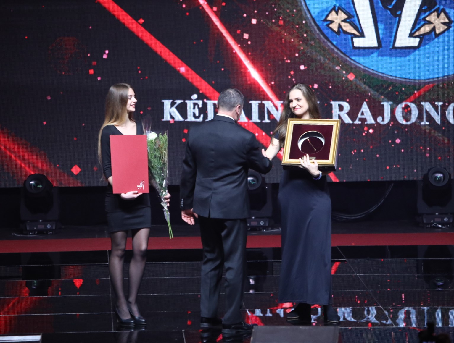 Rūta Judelytė įteikia apdovanojimą Kėdainių rajono merui Valentinui Tamuliui. Lietuvos savivaldybių asociacijos nuotr.