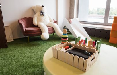 Vaikų žaidimo erdvė: meškukas, sofa ir kt.. Įstaigos nuotr.