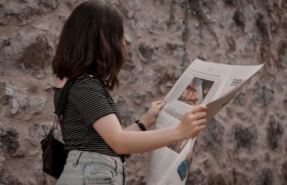 Mergina skaito laikraštį.  Ekrulila nuotr./ Pexels.com