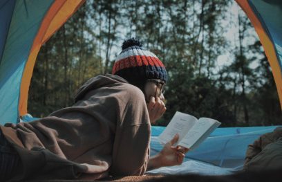 Žmogus skaito knygą palapinėje. Uplash nuotrauka
