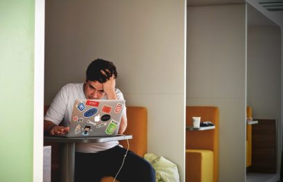 Vaikinas parėmęs galvą ranka / Pexels nuotr.