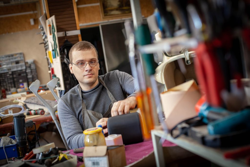 Marius ne vienerius metus dirba kruopštumo ir atidumo reikalaujantį automobilių salonų restauratoriaus darbą. Lygių galimybių kontrolieriaus tarnybos nuotr.