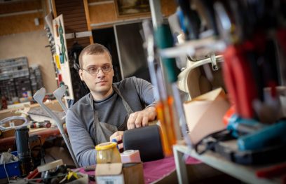 Marius ne vienerius metus dirba kruopštumo ir atidumo reikalaujantį automobilių salonų restauratoriaus darbą. Lygių galimybių kontrolieriaus tarnybos nuotr.
