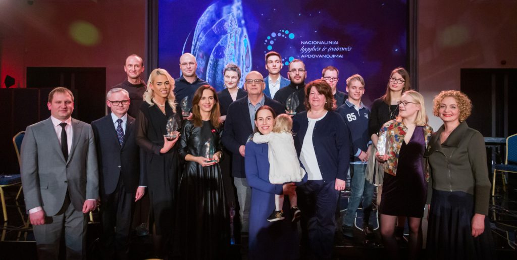 Nacionalinių lygybės ir įvairovės apdovanojimų 2018 laureatai ir lygių galimybių kontrolierė Agneta Skardžiuvienė. Martyno Ambrazo nuotr.