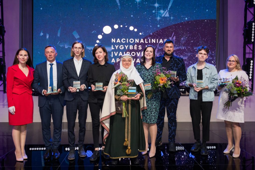 Lygių galimybių kontrolierė ir Nacionalinių lygybės ir įvairovės apdovanojimų 2019 laureatai. M. Ambrazo nuotr.
