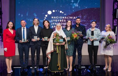 Lygių galimybių kontrolierė ir Nacionalinių lygybės ir įvairovės apdovanojimų 2019 laureatai. M. Ambrazo nuotr.