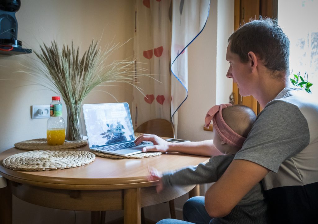 Tėtis Laurynas su dukra ant kelių / Martyno Ambrazo nuotr.