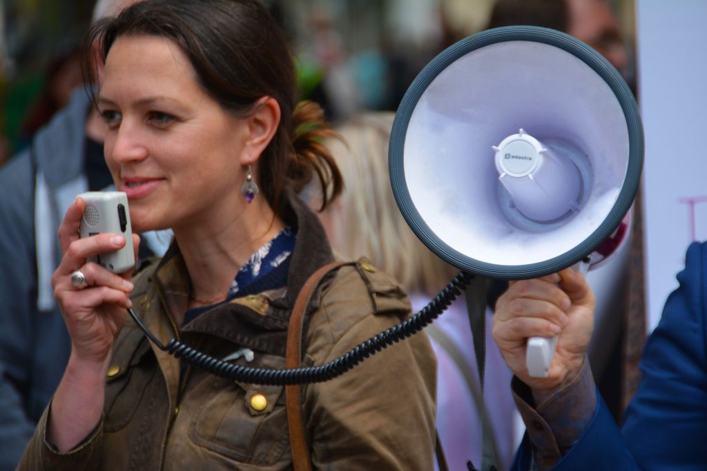 Moteris su megafonu demonstracijoje. Terimakasih0 nuotr./Pixabay.com