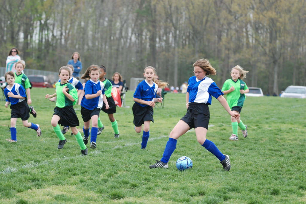 Mergaitės žaidžia futbolą. Davido Clowo nuotr./Flickr.com