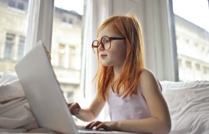 Mergaitė ieško informacijos internete. Andrea Piacquadio nuotr. /  Pexels.com