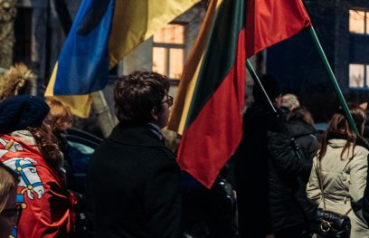 Žmonės nešantys Ukrainos ir Lietuvos vėliavas. Artūro Kokorevo nuotr.