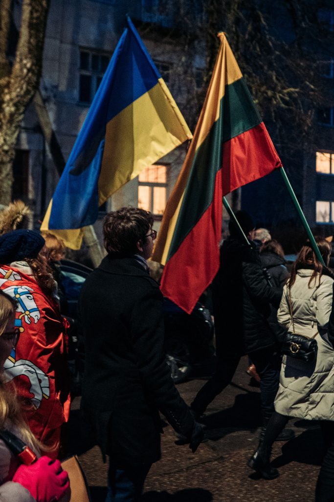Žmonės nešantys Ukrainos ir Lietuvos vėliavas. Artūro Kokorevo nuotr.