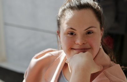 Sėdinti mergina. Pexels.com nuotr.